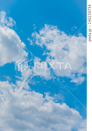 快晴の青空を編隊飛行するブルーインパルス 上富良野駐屯地 快晴の青空を編隊飛行するブルーインパルス 上富良野駐屯地 140238734