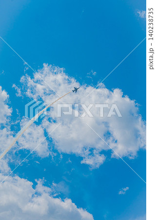 快晴の青空を編隊飛行するブルーインパルス 上富良野駐屯地 140238735