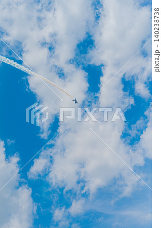 快晴の青空を編隊飛行するブルーインパルス 上富良野駐屯地 140238738
