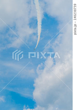 快晴の青空を編隊飛行するブルーインパルス 上富良野駐屯地 快晴の青空を編隊飛行するブルーインパルス 上富良野駐屯地 140238739