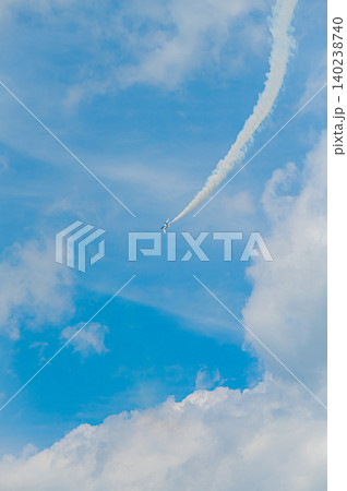 快晴の青空を編隊飛行するブルーインパルス 上富良野駐屯地 快晴の青空を編隊飛行するブルーインパルス 上富良野駐屯地 140238740