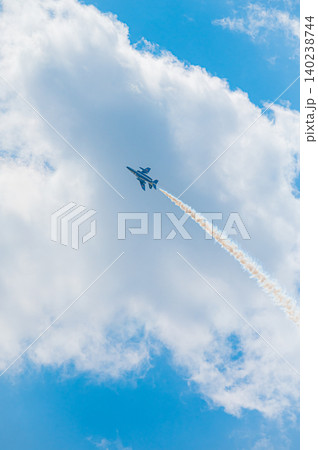 快晴の青空を編隊飛行するブルーインパルス 上富良野駐屯地 快晴の青空を編隊飛行するブルーインパルス 上富良野駐屯地 140238744