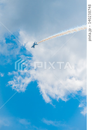 快晴の青空を編隊飛行するブルーインパルス 上富良野駐屯地 140238748