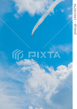 快晴の青空を編隊飛行するブルーインパルス 上富良野駐屯地 快晴の青空を編隊飛行するブルーインパルス 上富良野駐屯地 140238750