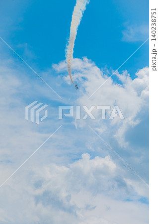 快晴の青空を編隊飛行するブルーインパルス 上富良野駐屯地 快晴の青空を編隊飛行するブルーインパルス 上富良野駐屯地 140238751