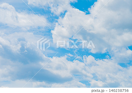 快晴の青空を編隊飛行するブルーインパルス 上富良野駐屯地 140238756