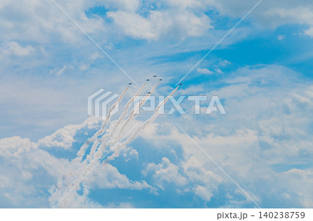 快晴の青空を編隊飛行するブルーインパルス 上富良野駐屯地 快晴の青空を編隊飛行するブルーインパルス 上富良野駐屯地 140238759