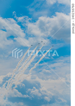 快晴の青空を編隊飛行するブルーインパルス 上富良野駐屯地 140238760