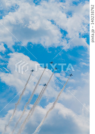 快晴の青空を編隊飛行するブルーインパルス 上富良野駐屯地 快晴の青空を編隊飛行するブルーインパルス 上富良野駐屯地 140238762