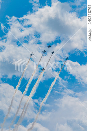 快晴の青空を編隊飛行するブルーインパルス 上富良野駐屯地 140238763