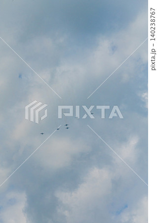 快晴の青空を編隊飛行するブルーインパルス 上富良野駐屯地 140238767