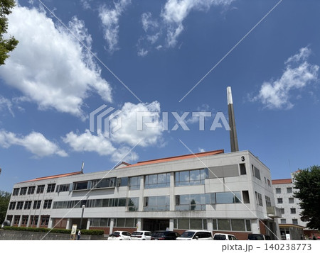 白い雲と青空の下の白い建物 140238773