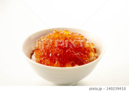 白い器に盛られた鮮やかなイクラの丼、贅沢な海の幸 白い器に盛られた鮮やかなイクラの丼、贅沢な海の幸 140239418