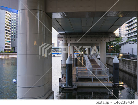 阪神高速道路の高架下に整備された中之島のリバーサイド連絡通路と水上駅 阪神高速道路の高架下に整備された中之島のリバーサイド連絡通路と水上駅 140239434