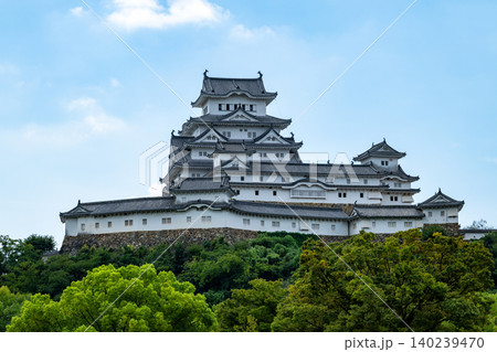 兵庫県/ 青空と緑と白のコントラストが美しい世界遺産秋の「姫路城」 兵庫県/ 青空と緑と白のコントラストが美しい世界遺産秋の「姫路城」 140239470
