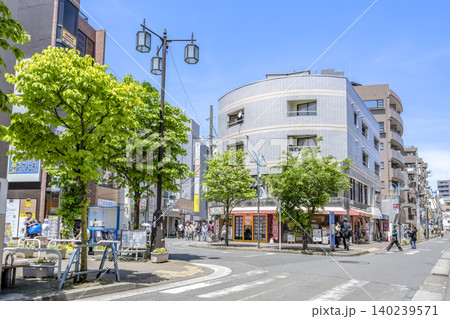 神奈川県川崎市の都市風景 新丸子駅西口商店街 神奈川県川崎市の都市風景 新丸子駅西口商店街 140239571