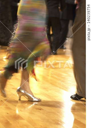 ダンスホールのフロアで踊るダンサーの足元のモーションブラー ダンスホールのフロアで踊るダンサーの足元のモーションブラー 140239754
