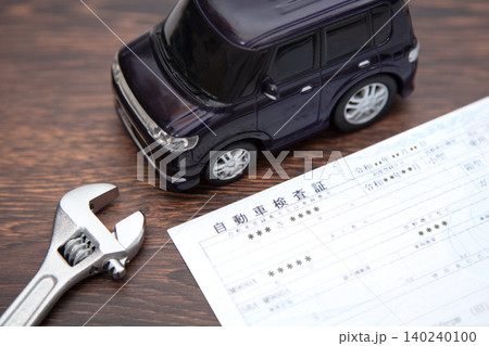 車検イメージ 車と車検証 車検イメージ 車と車検証 140240100