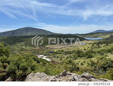 初夏の一切経山(酸ヶ平)に広がる緑豊かな湿原と美しい池の風景 初夏の一切経山(酸ヶ平)に広がる緑豊かな湿原と美しい池の風景 140240118