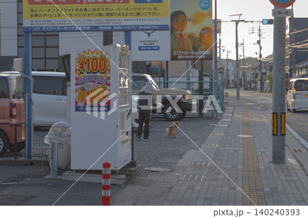 朝の倉敷市 倉敷 街並み 風景 店舗 住宅 建築 レトロ 昭和 柴犬 人物 散歩 女性 日課 朝の倉敷市 倉敷 街並み 風景 店舗 住宅 建築 レトロ 昭和 柴犬 人物 散歩 女性 日課 140240393
