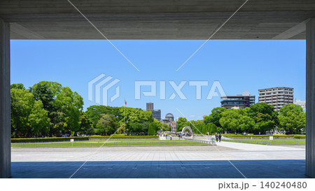 平和記念資料館のピロティから見た広島平和記念公園と原爆ドームの景色 平和記念資料館のピロティから見た広島平和記念公園と原爆ドームの景色 140240480