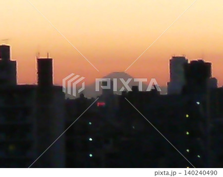 夕暮れの都市越しに望む富士山のシルエット 140240490