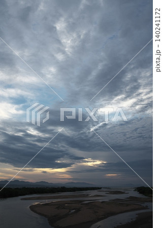 天候が荒れ始める日本の梅雨の空 140241172
