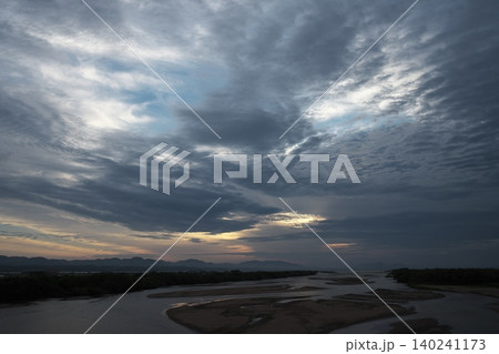天候が荒れ始める日本の梅雨の空 140241173