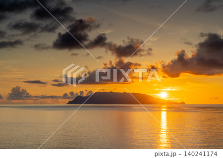 口永良部島に沈む夕日 屋久島から(夏 口永良部島に沈む夕日 屋久島から(夏 140241174