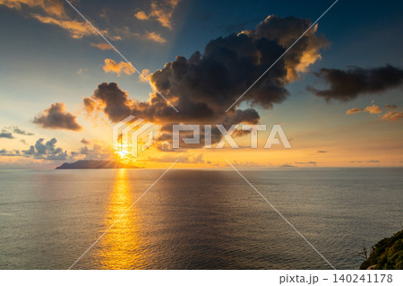 口永良部島に沈む夕日 屋久島から(夏 口永良部島に沈む夕日 屋久島から(夏 140241178