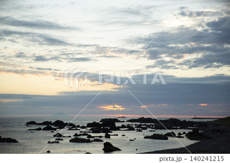 夕暮れの松前の海岸の風景　夏 140241215