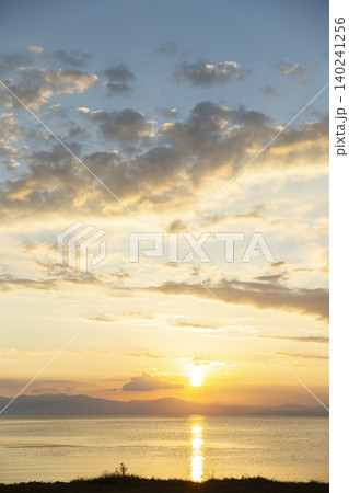 豊公園から夕日に染まる琵琶湖を望む 豊公園から夕日に染まる琵琶湖を望む 140241256