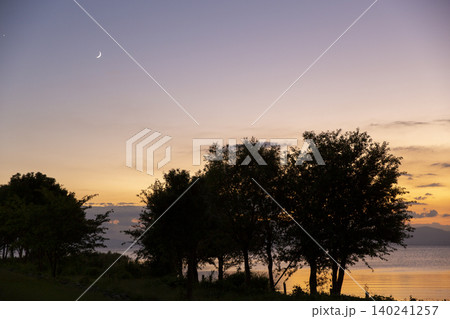 豊公園から夕日に染まる琵琶湖を望む 豊公園から夕日に染まる琵琶湖を望む 140241257