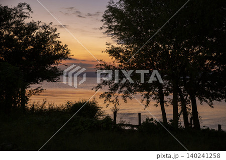 豊公園から夕日に染まる琵琶湖を望む 豊公園から夕日に染まる琵琶湖を望む 140241258