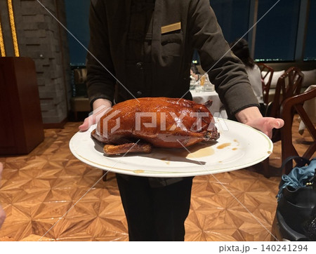 高級中華レストランで供される子豚の丸焼き ラグジュアリーな特別料理のサーブシーン 140241294