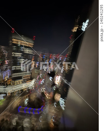 ブレた都市の夜景と光の残像 幻想的でSFテイストな街並み 140241295