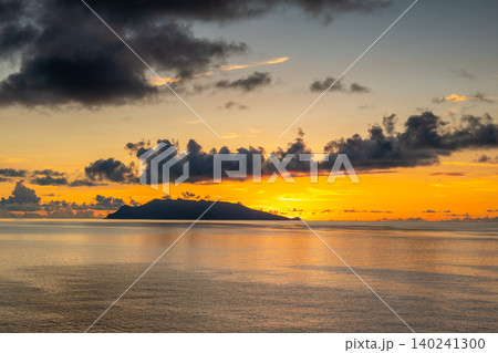 口永良部島に沈む夕日 屋久島から(夏 口永良部島に沈む夕日 屋久島から(夏 140241300