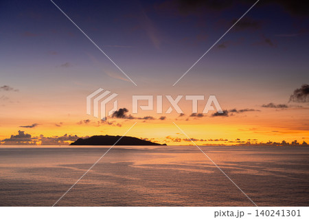 口永良部島に沈む夕日 屋久島から(夏 口永良部島に沈む夕日 屋久島から(夏 140241301