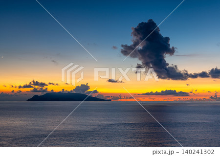 口永良部島に沈む夕日 屋久島から(夏 口永良部島に沈む夕日 屋久島から(夏 140241302