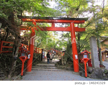 貴船神社鳥居 140241329