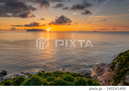東シナ海に沈む夕日 屋久島夕景(夏 東シナ海に沈む夕日 屋久島夕景(夏 140241400