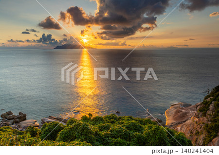 東シナ海に沈む夕日 屋久島夕景(夏 東シナ海に沈む夕日 屋久島夕景(夏 140241404