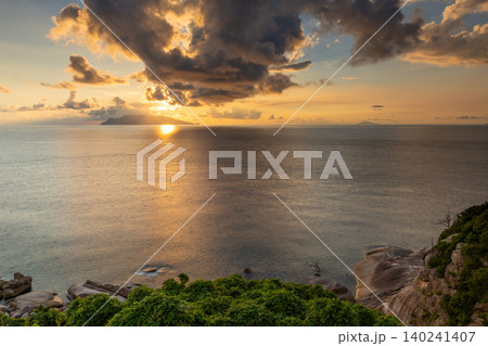 東シナ海に沈む夕日 屋久島夕景(夏 東シナ海に沈む夕日 屋久島夕景(夏 140241407
