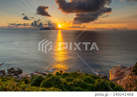 東シナ海に沈む夕日 屋久島夕景(夏 東シナ海に沈む夕日 屋久島夕景(夏 140241408