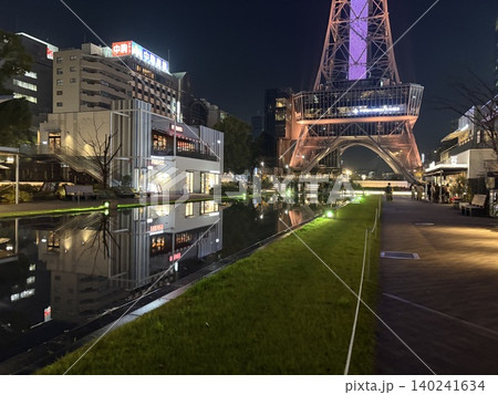 水面に映る都市の夜景とクリスマスイルミネーション 冬のロマンティックな街並み 水面に映る都市の夜景とクリスマスイルミネーション 冬のロマンティックな街並み 140241634