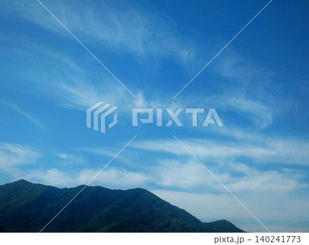 青空に流れる巻雲と山並みの風景 青空に流れる巻雲と山並みの風景 140241773