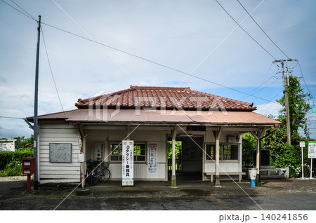 昭和の面影を残すレトロな木造駅舎の外観(上総鶴舞駅) 昭和の面影を残すレトロな木造駅舎の外観(上総鶴舞駅) 140241856