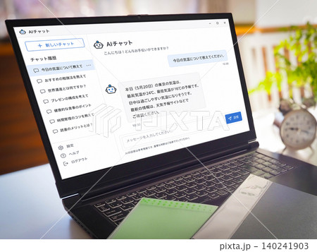 AIチャット作業中のデスク風景 140241903