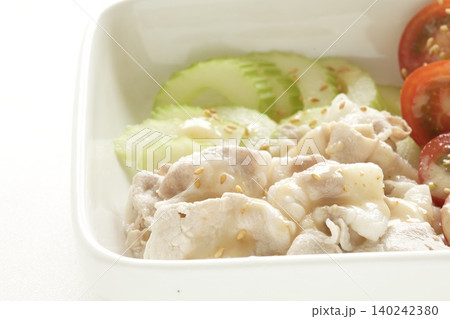 ゴマだれをかけた冷豚しゃぶ ゴマだれをかけた冷豚しゃぶ 140242380