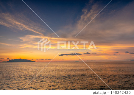 口永良部島マジックアワー 夕景 屋久島から(夏 口永良部島マジックアワー 夕景 屋久島から(夏 140242420